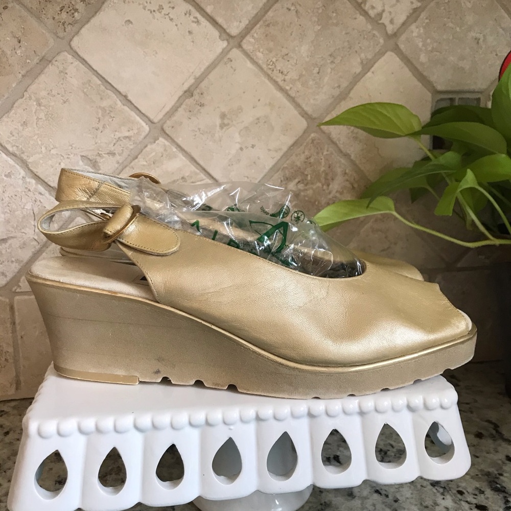 Andre’ Assous Featherweights Peep Toe - image 2